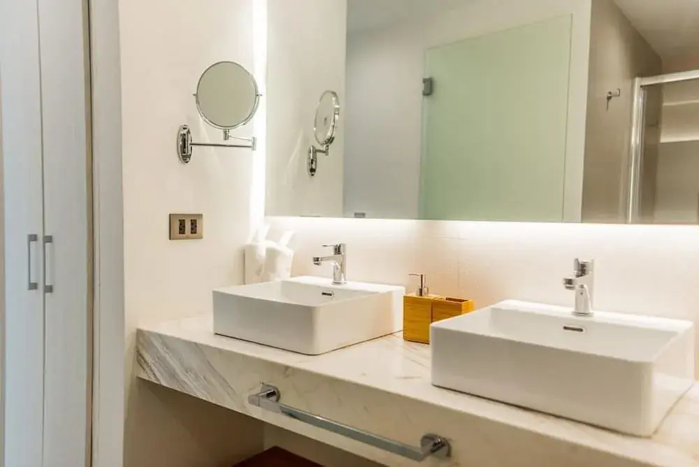 2 bed Condo With Private Picuzzi Steps From the Beach