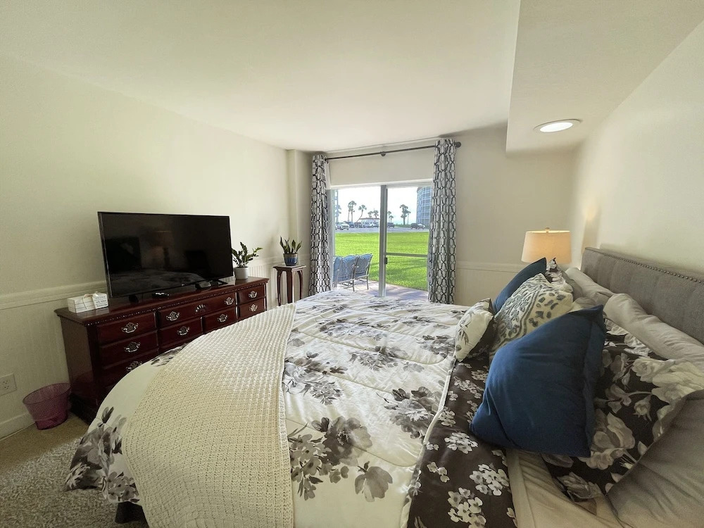 114 El Matador 1 Bedroom Condo by RedAwning