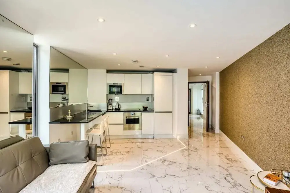 Stylish 1bdr Apt W/balcony, Near Victoria Station