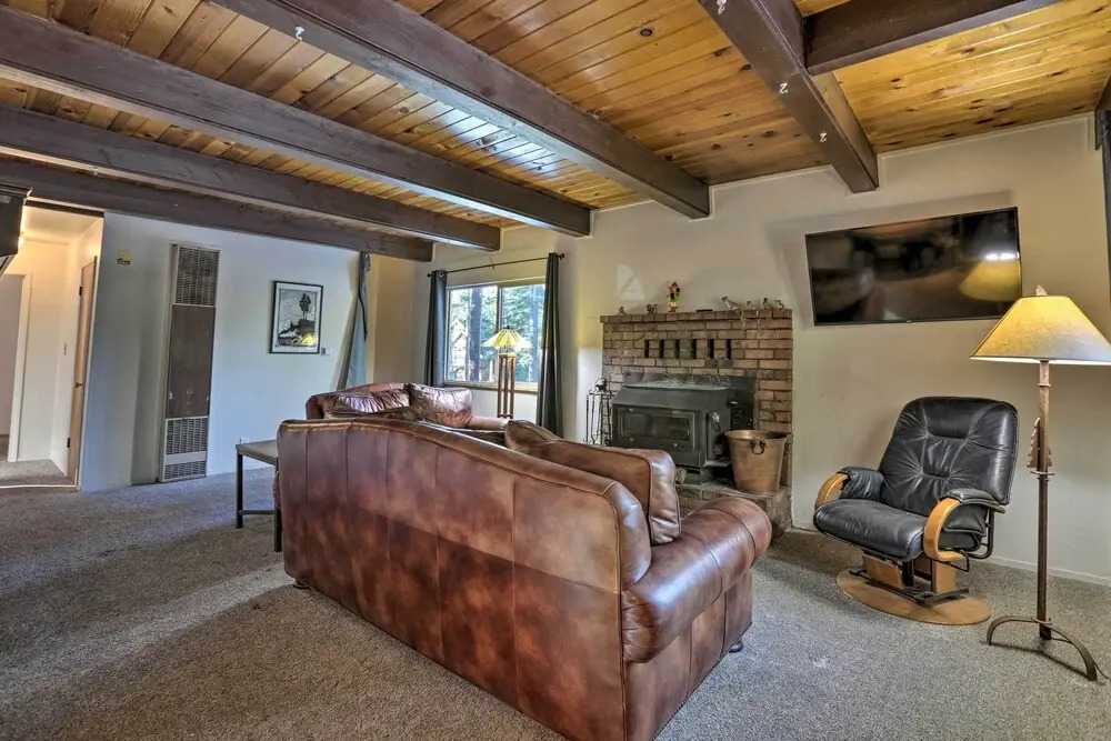 4-season Tahoe Hideaway: 1 Block to Biking!