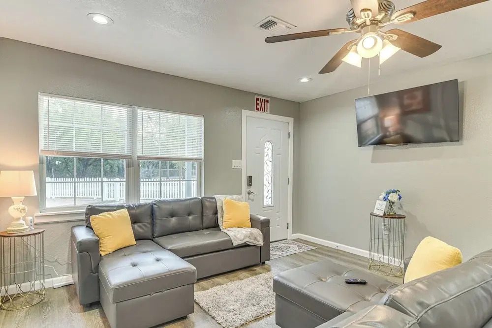Breezy Tampa Home w/ Yard: Perfect for Long Stays