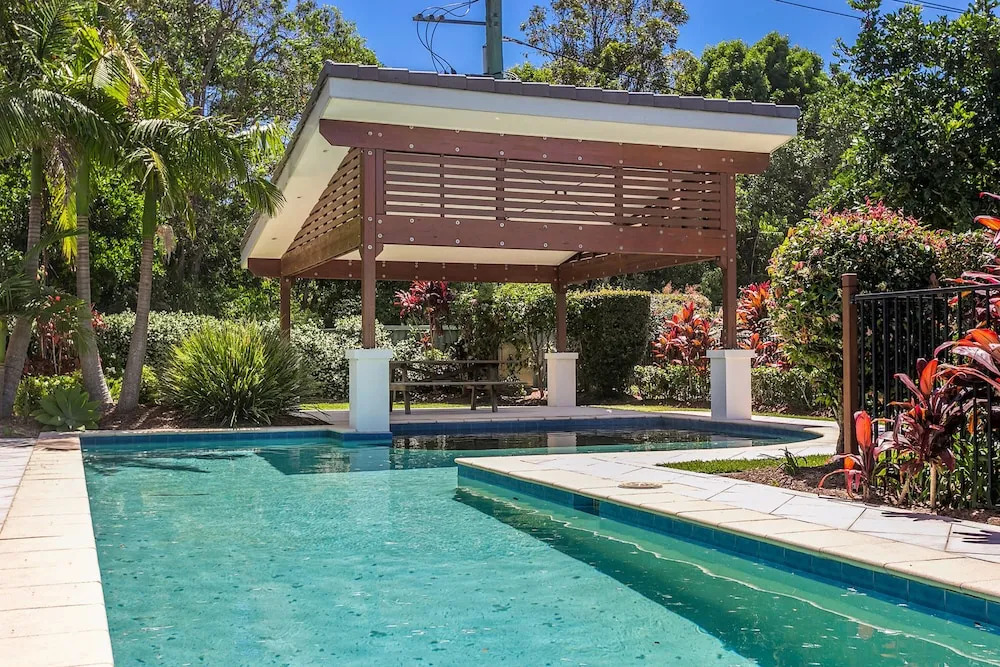 Drift - 3 BR home near town & beach with pool