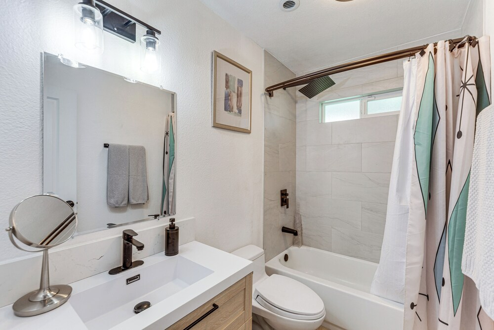 Luxurious Snowbird Haven 3 Mi to Dtwn Palm Springs