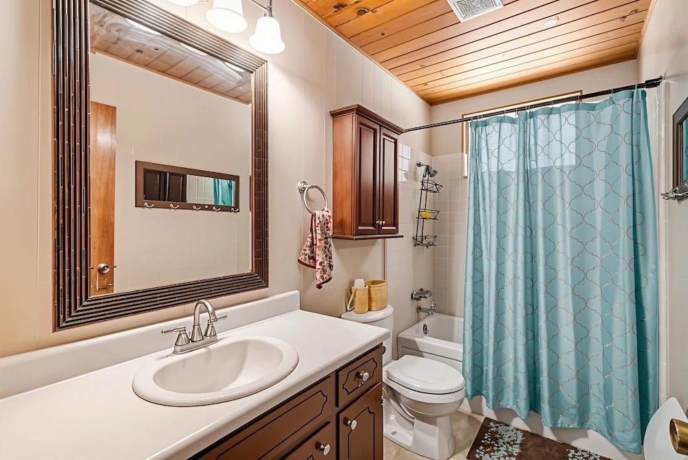 The Cozy Cabin - 2-level Home With Spacious Yard 4 Bedroom Home