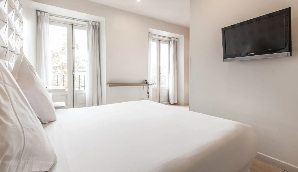 Hotel Chic And Basic