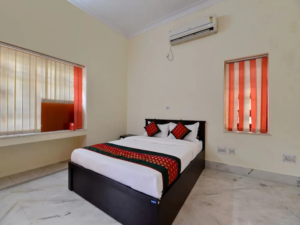 OYO 12210 Comfort N Cozy