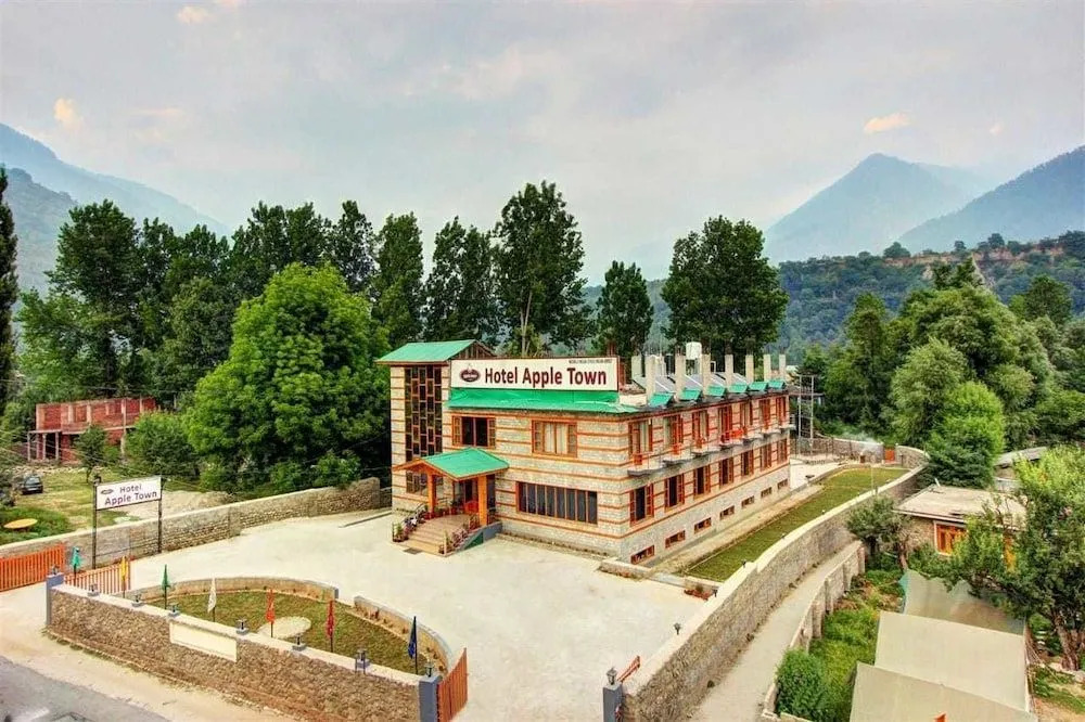 Aamod at Apple Town