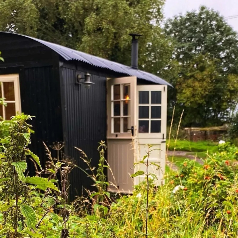 Cosy Romantic Shepherd hut in Open Countryside