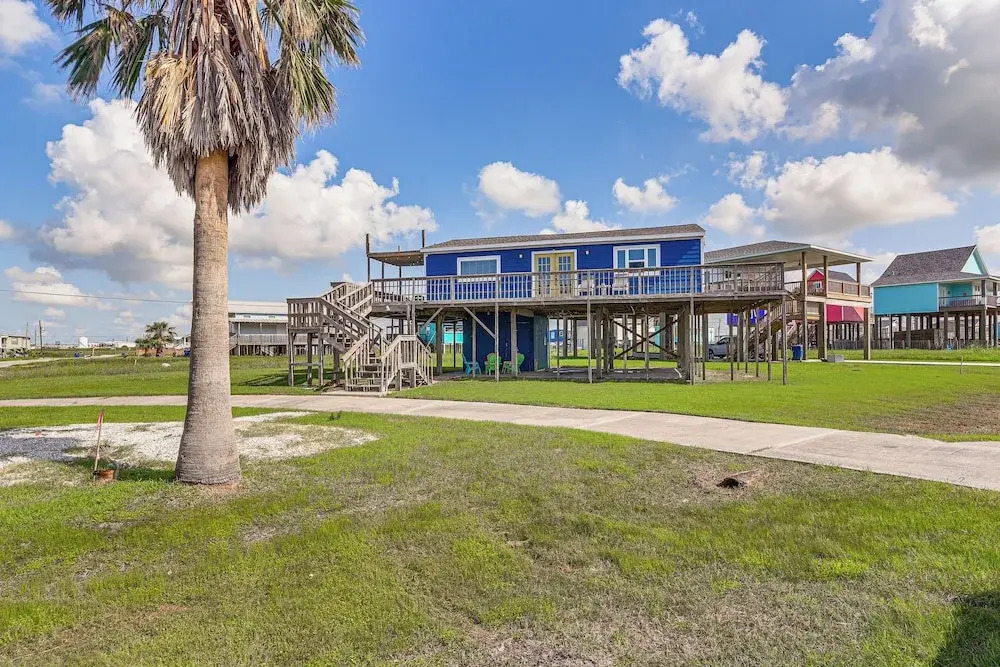 Walk to Sand: Surfside Beach Getaway w/ Deck