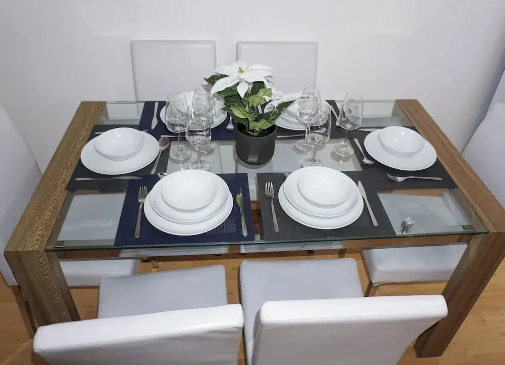 Biz & Fam Sleeps 7 Wigan w/ Parking, Self-check-in