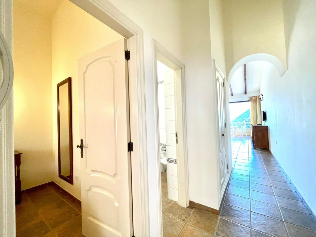 One bedroom, high floor, ocean views, pool