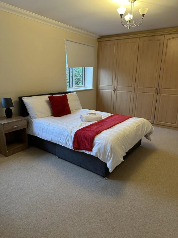 Captivating 5-bed House in Milton Keynes