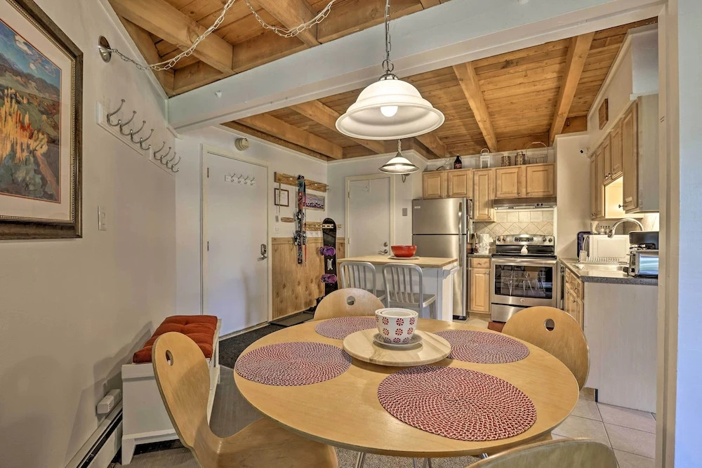 Ski Shuttle & Pool: Modern Silverthorne Condo!