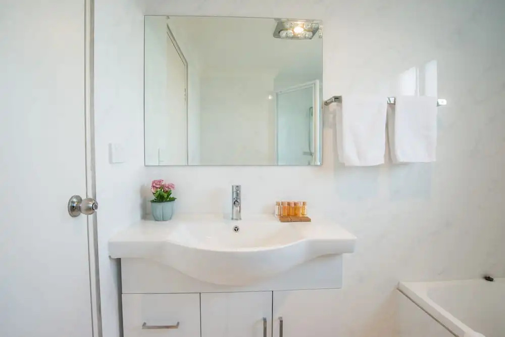 Convenient Rockdale Apartment Next To Station & Beach