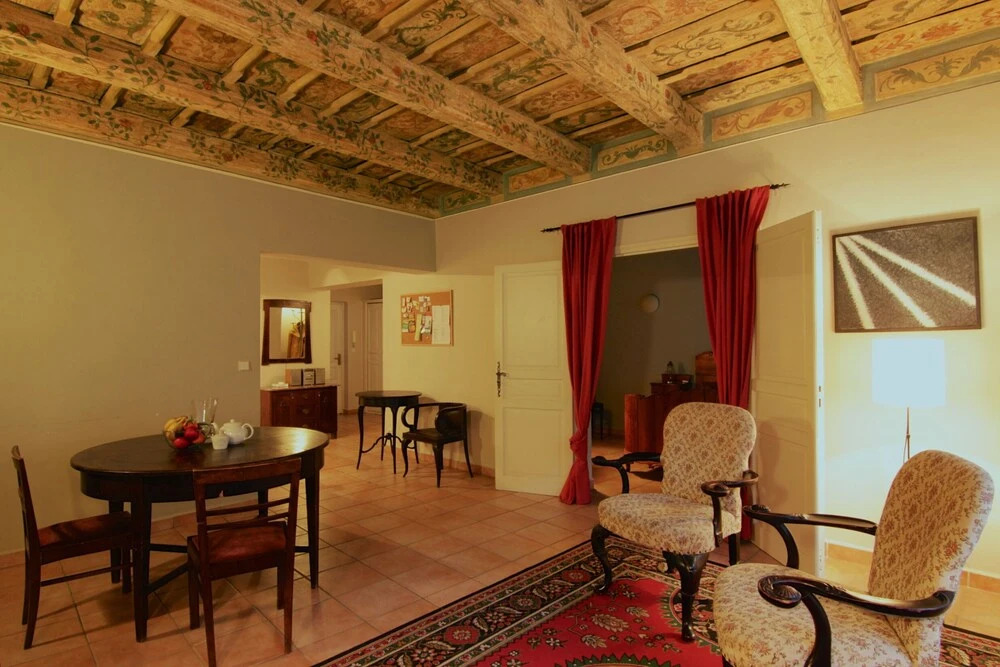 Rustic 2 Bedroom apt in the Heart of Mala Strana