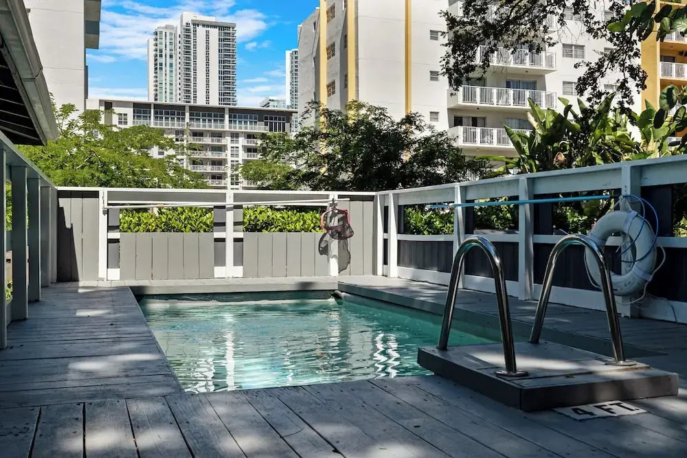 7BD Downtown Oasis Pool