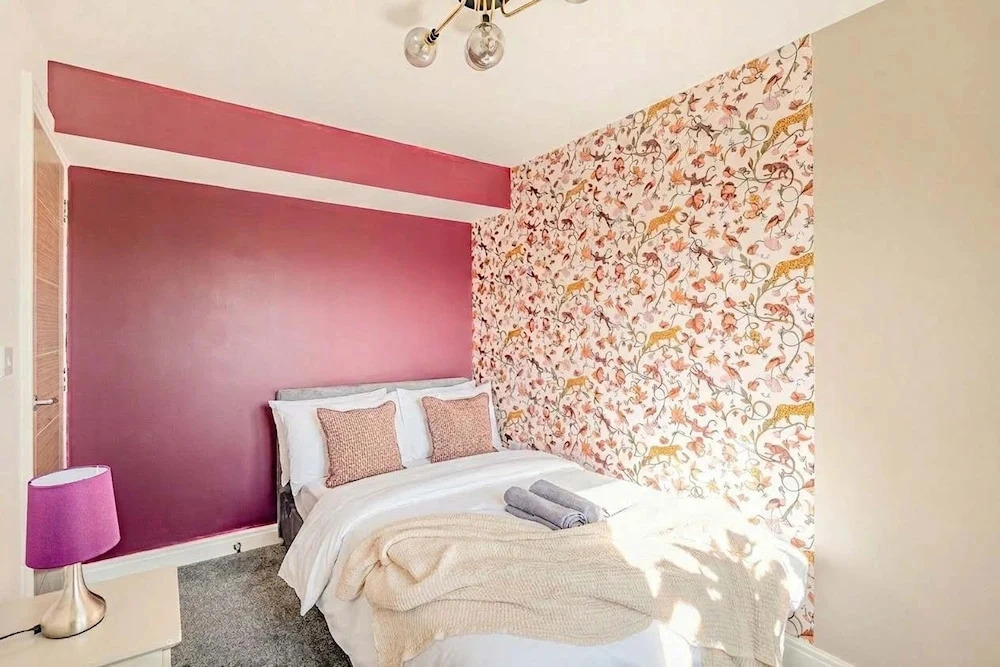 Perfect Booking 4 Bed Home in Swindon