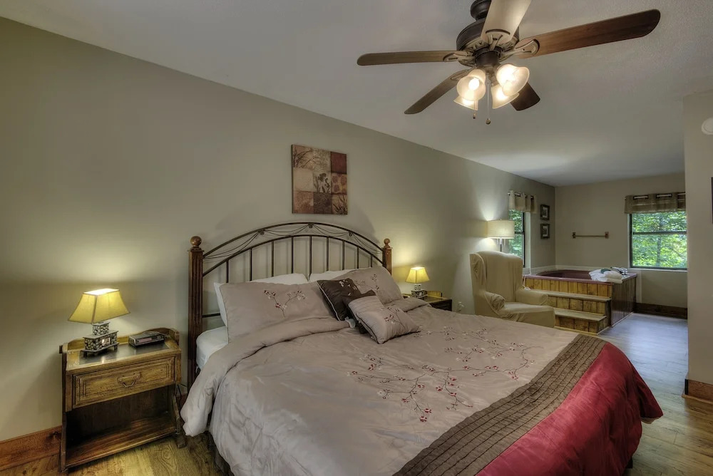 Bears Delight  320 - Three Bedroom Cabin