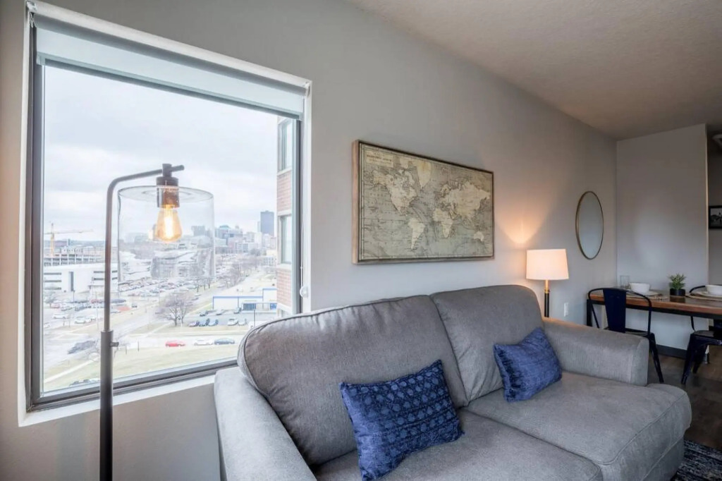 Beautiful Downtown Suite With Free Parking Gym More