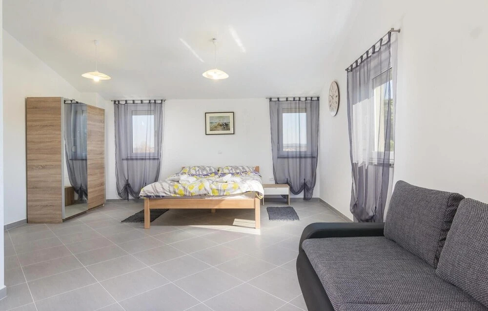Beautiful Home in Pula With Wifi and 7 Bedrooms