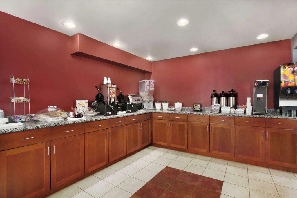 Howard Johnson Inn and Suites Tacoma