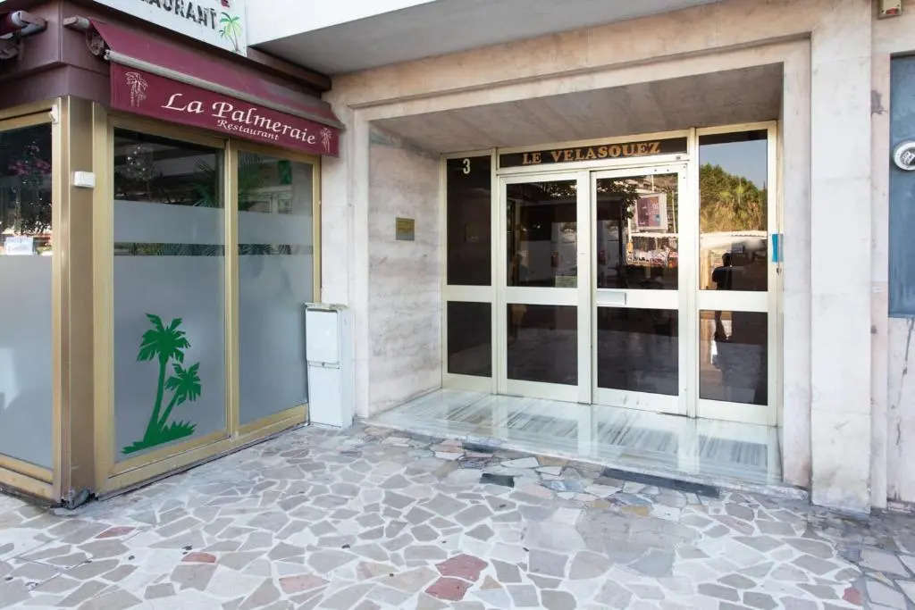 Superb apartment with terrace and sea view near beaches and city center
