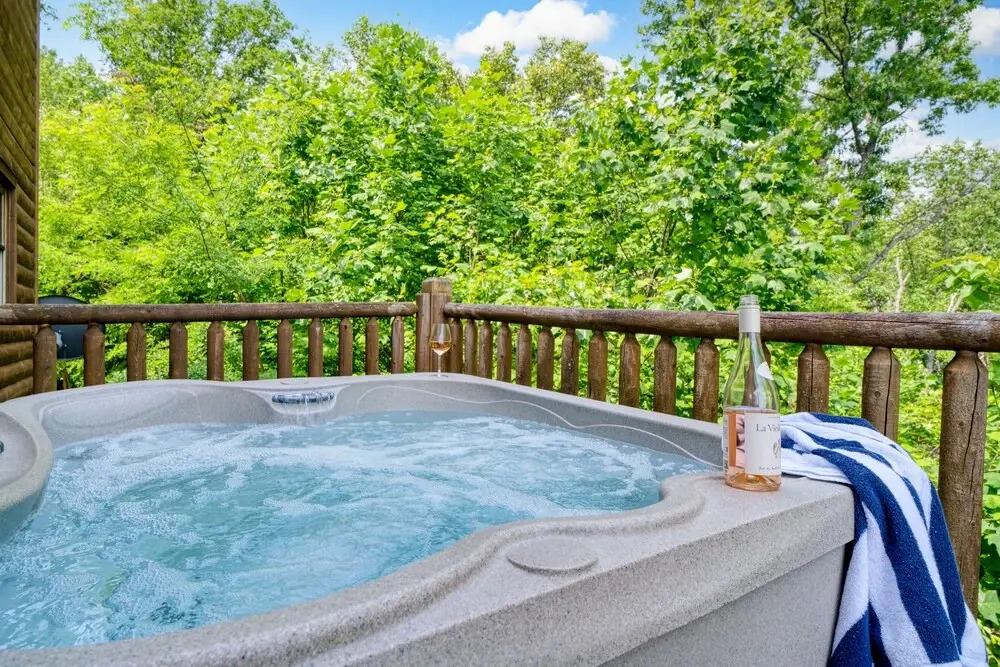 Hottub, Sauna, Pool Table, Views Mins to Downtown Gatlingburg Hollow's Haven