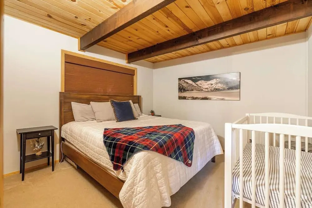Cozy Tahoma Cabin in the Pines Sleeps 6 + Pets