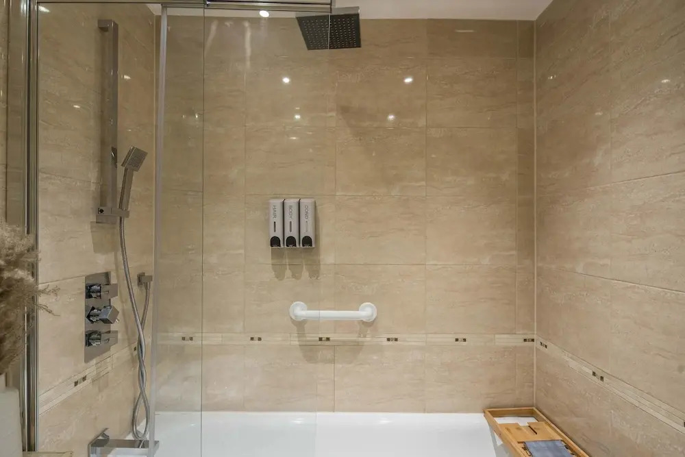 Charming 2-bed House in Central