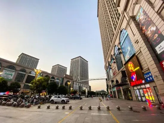 Ye and Chen e-sports Film Hotel (Train Station Tatan Branch)