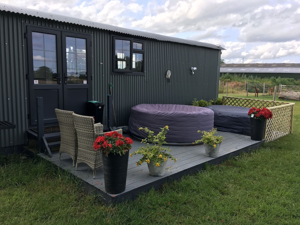 Charming Luxurious Rural Shepherds Hut