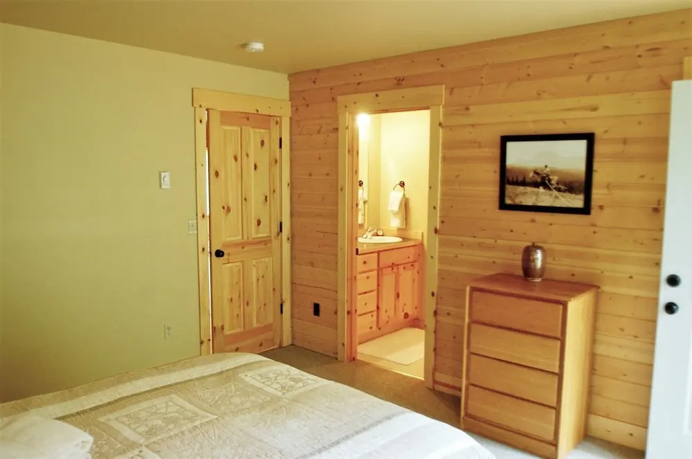 Glacier Springs Cabin 2bedrooms, 2 Baths - hot tub & Pet Friendly!