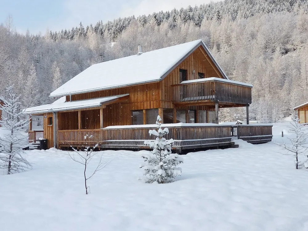 Detached Wooden Chalet with Sauna near Kreischberg