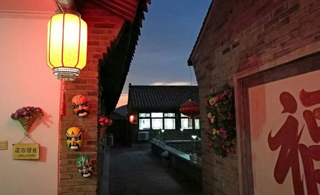 Beijing Badaling Great Wall Caos Courtyard guesthousel 1Private english tour guide 2Pick up&Drof off &landmark visiting serivice3Very near to Badaling Great Wall4Offer free beijing travel guide5Traditonal Chinese courtyard