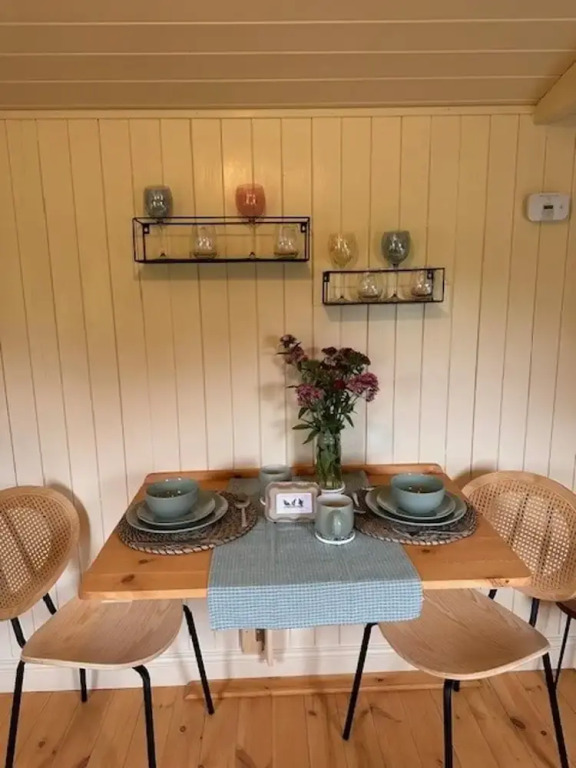 Shepherdshut-hot Tub-cotswolds-petfriendly