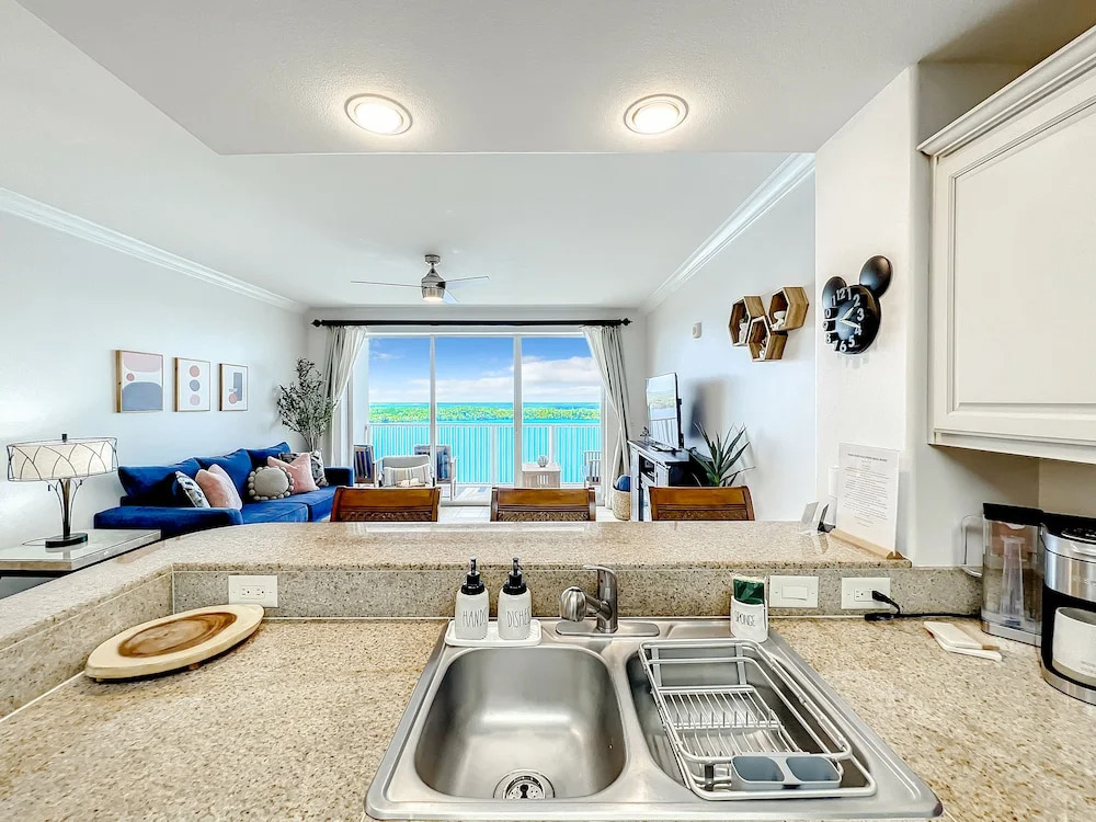 Lakefront Resort in Heart of Orlando Attractions - Tu Casa Vacations