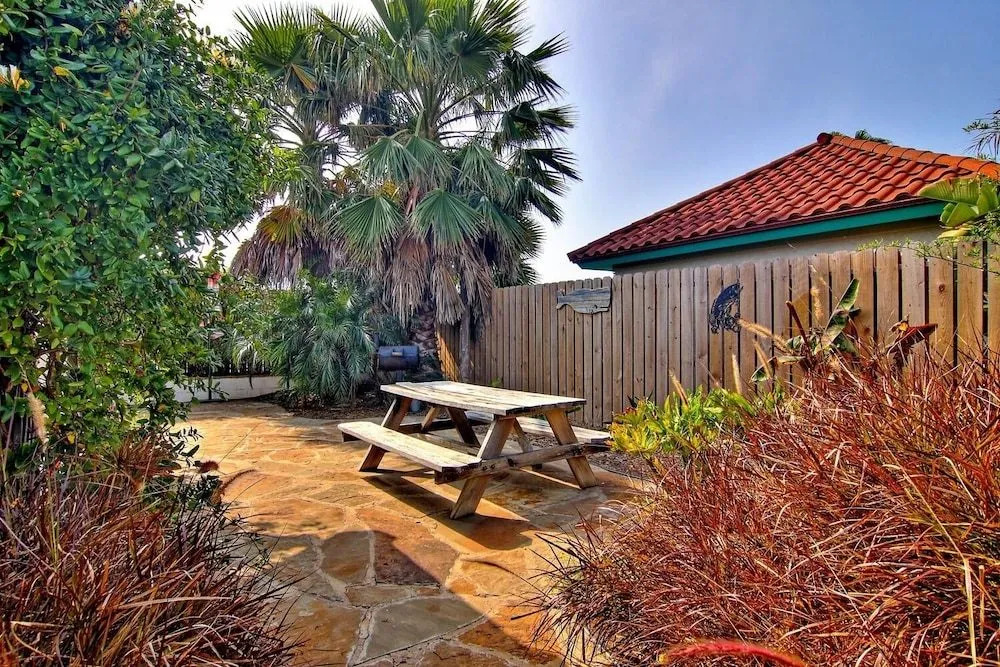 Another Day In Paradise 1 Bedroom Cottage by Redawning