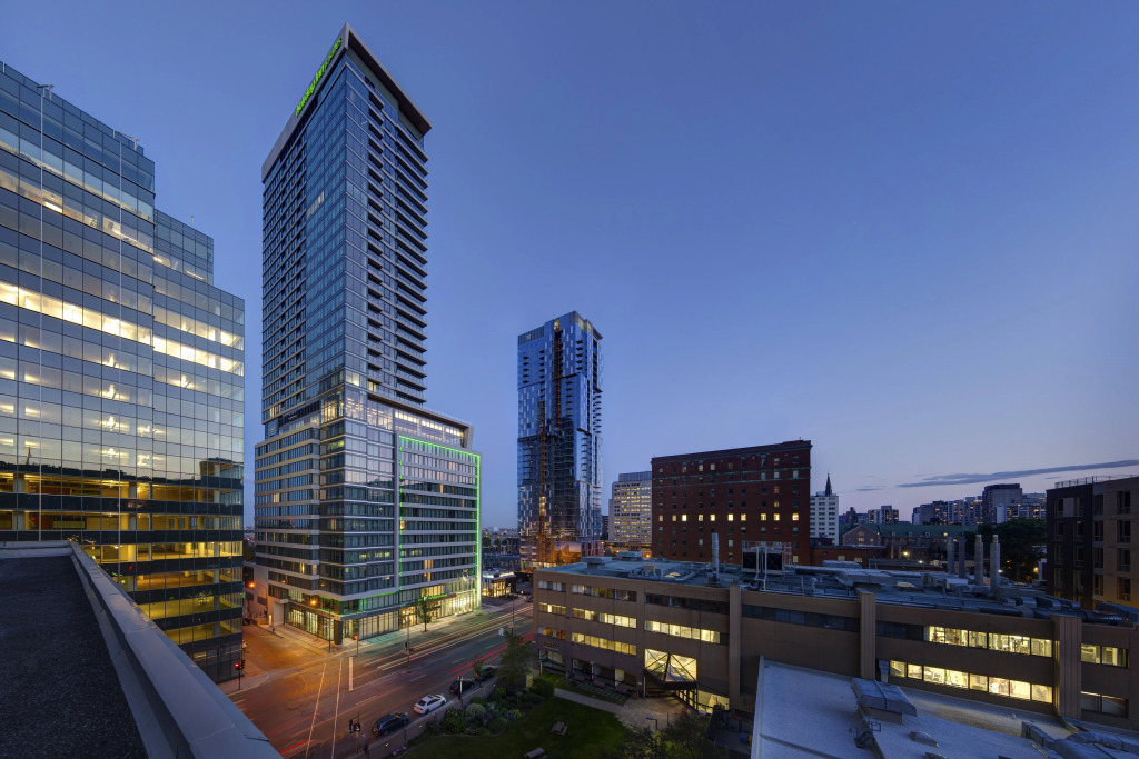Holiday Inn Hotel & Suites - Montreal Centre-ville Ouest by IHG
