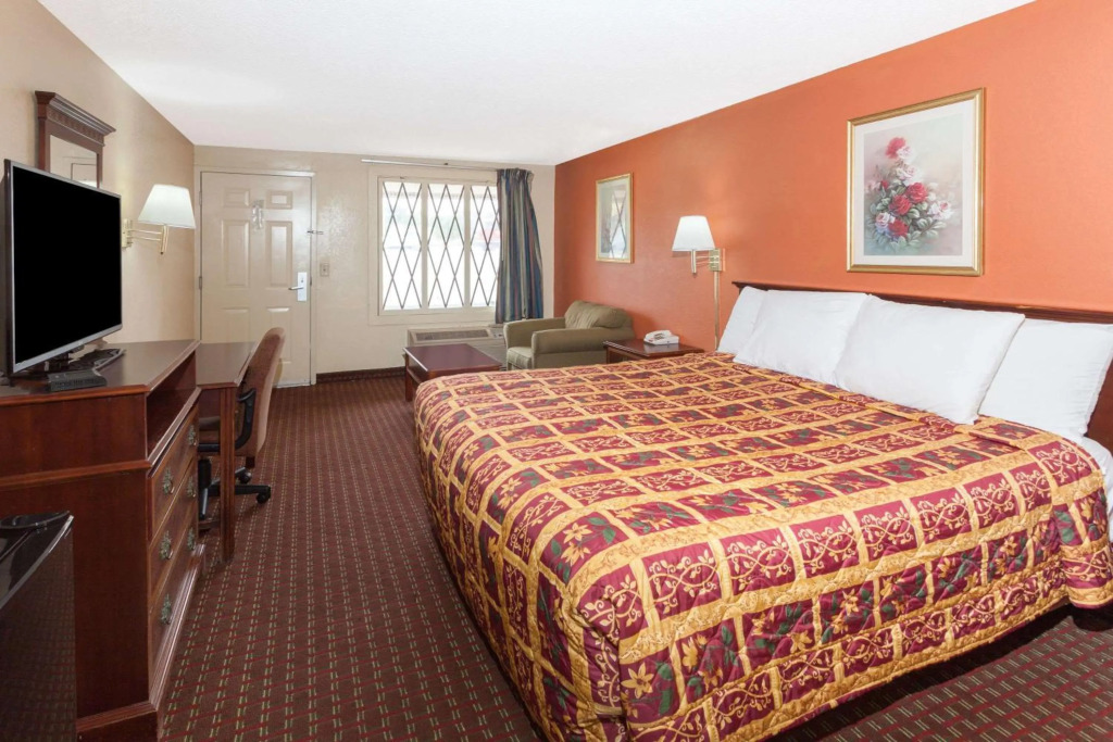 Knights Inn - Tucker