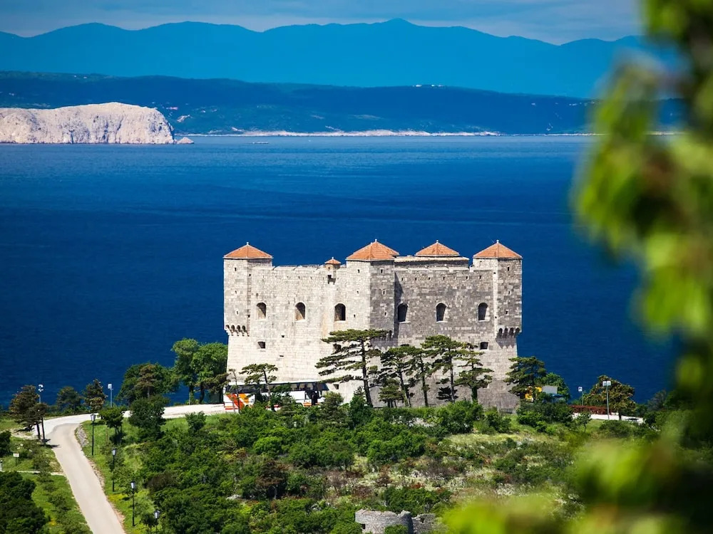 Apartment in Senj Near the Sea & Pool