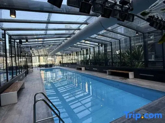 Melbourne Sky-High 2BR City Views & Free Parking