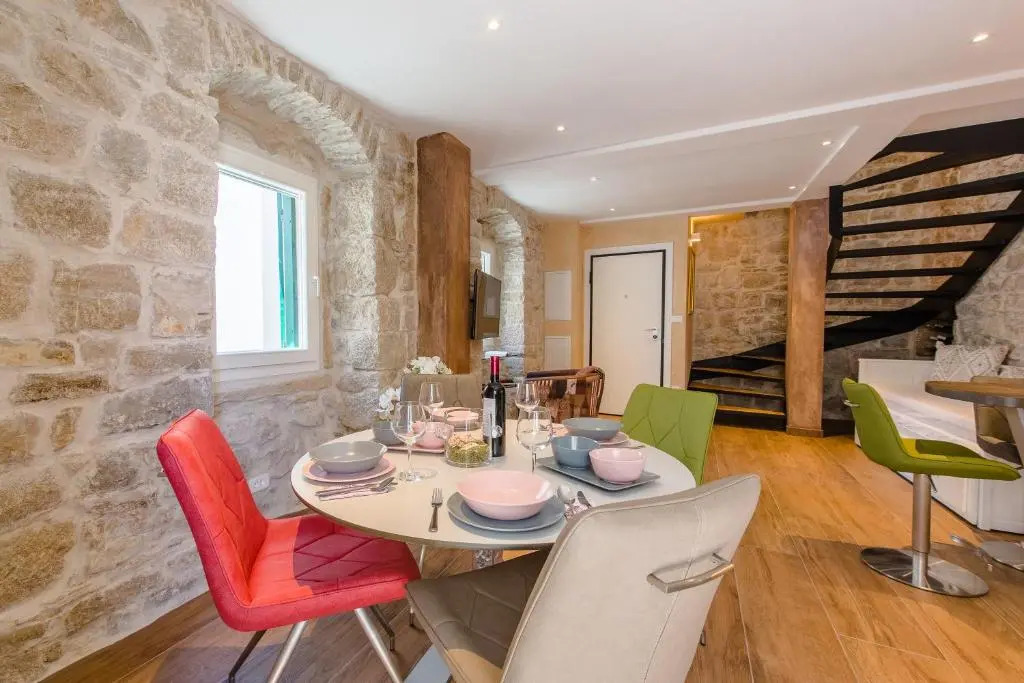 Luxury Apt Petra in 400 year old stone house 4+2