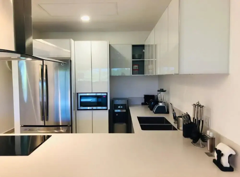 Full Stylish 2BR apartment in heart of town by Happy Address