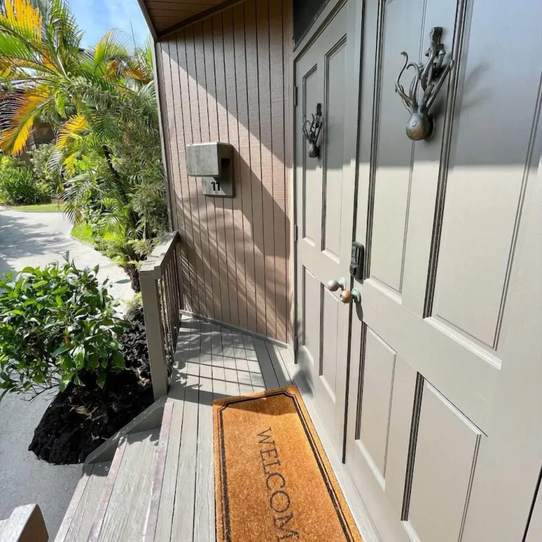 Sophisticated Oceanfront Retreat - Air-conditioned - Walk to Beach - Vrkcv