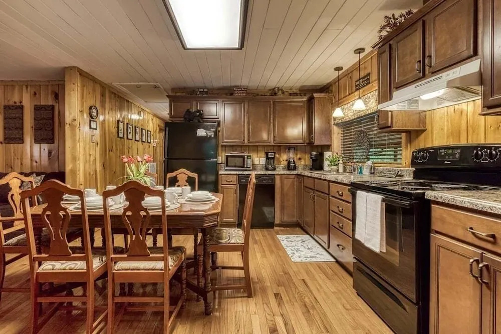 Bearly Rustic 2 Bedroom Cabin