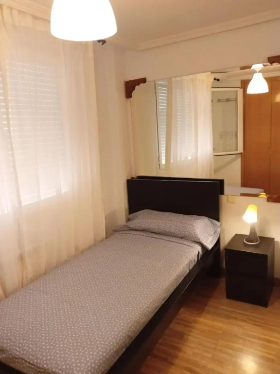habitación muy cerca del centro, en el metro 10min a sol/ gran vía