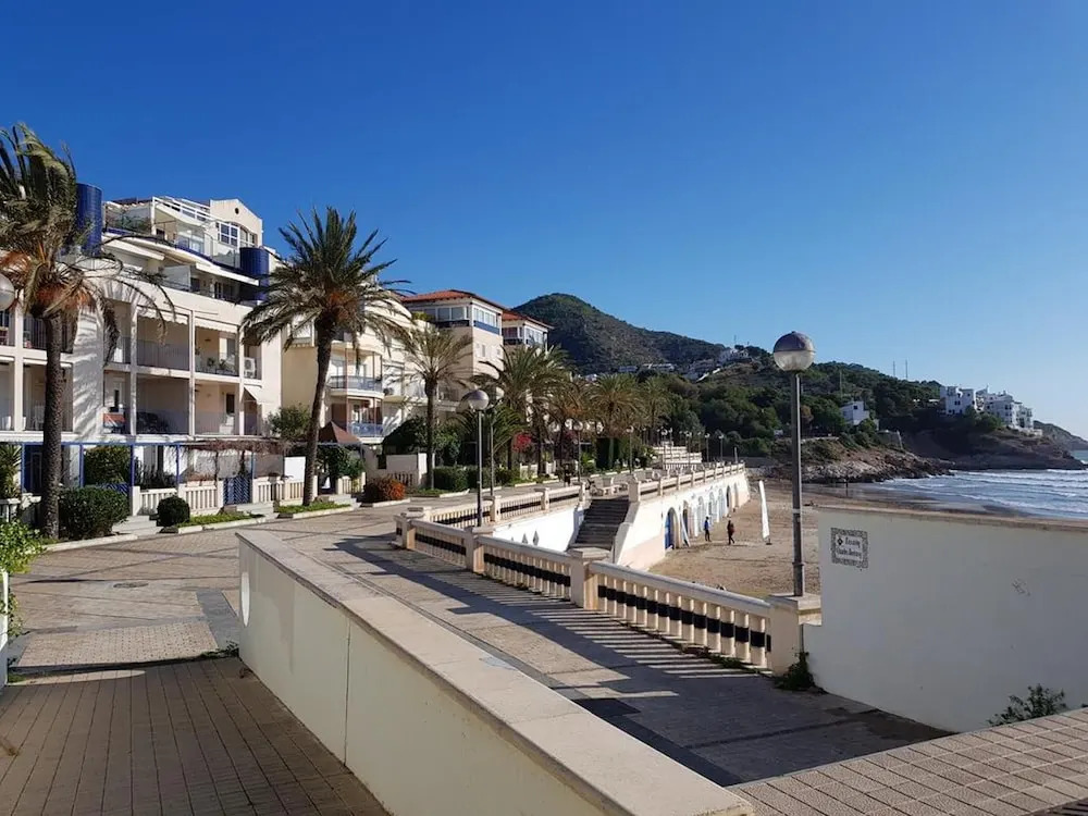 Ground Floor Facing the Sea, in Complex with Pool and Common Areas.