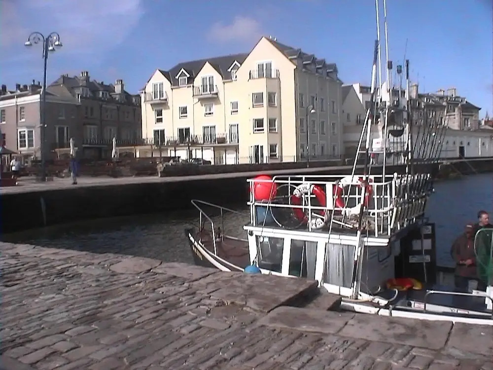 1 Quayside Court - 3 bedroomed ground floor apartment with sea views