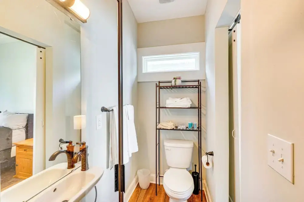 3 Mi to Duke: Downtown Durham Cottage!