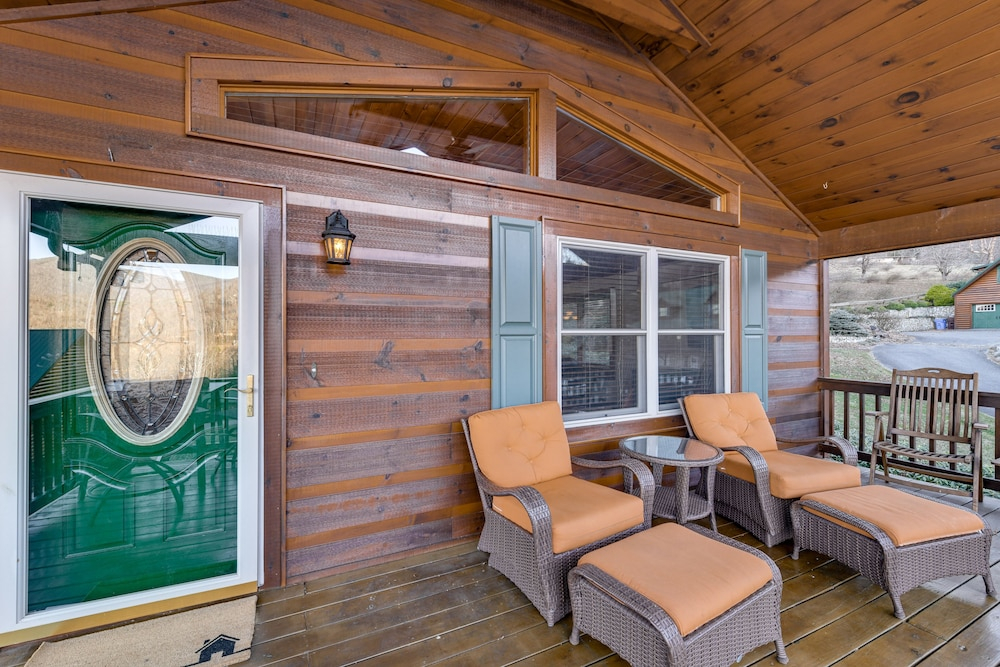 Mountain-view Cabin in Maggie Valley w/ Foosball!